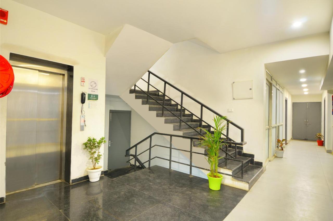 The Red York Hotel Ghaziabad Exterior photo